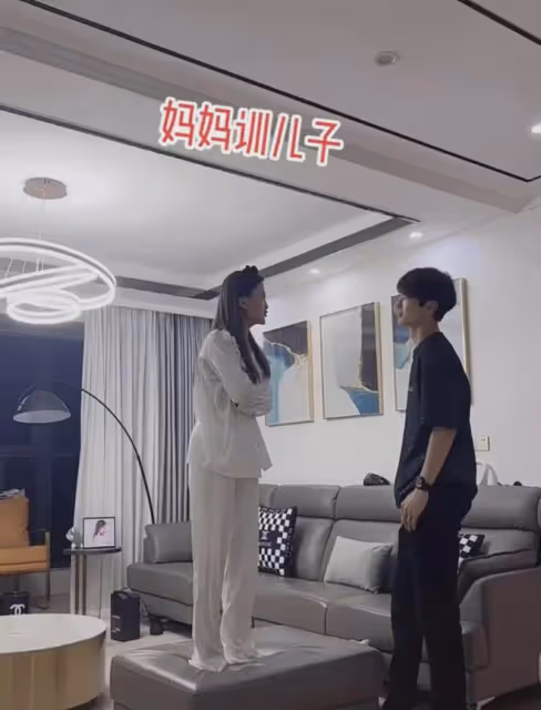 媽媽教育自己193的兒子,一舉動讓兒子繃不住笑了:氣勢不能輸