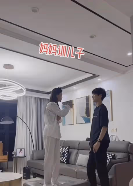 媽媽教育自己193的兒子,一舉動讓兒子繃不住笑了:氣勢不能輸