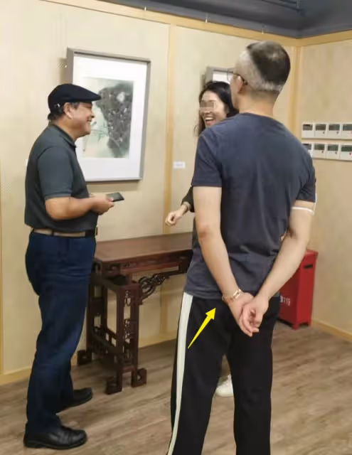 52歲主持人程雷罕現身，小拇指戴80萬鑽戒，「消失」3年轉幕後！