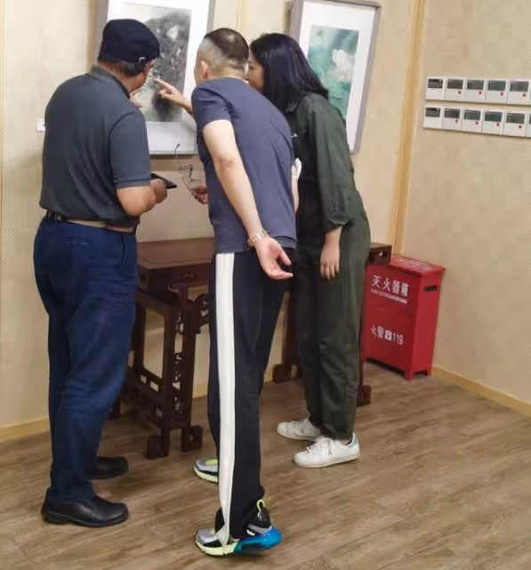 52歲主持人程雷罕現身，小拇指戴80萬鑽戒，「消失」3年轉幕後！