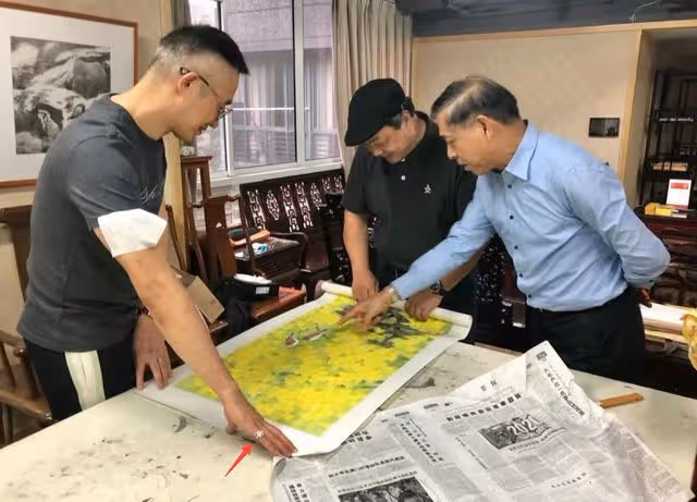 52歲主持人程雷罕現身，小拇指戴80萬鑽戒，「消失」3年轉幕後！