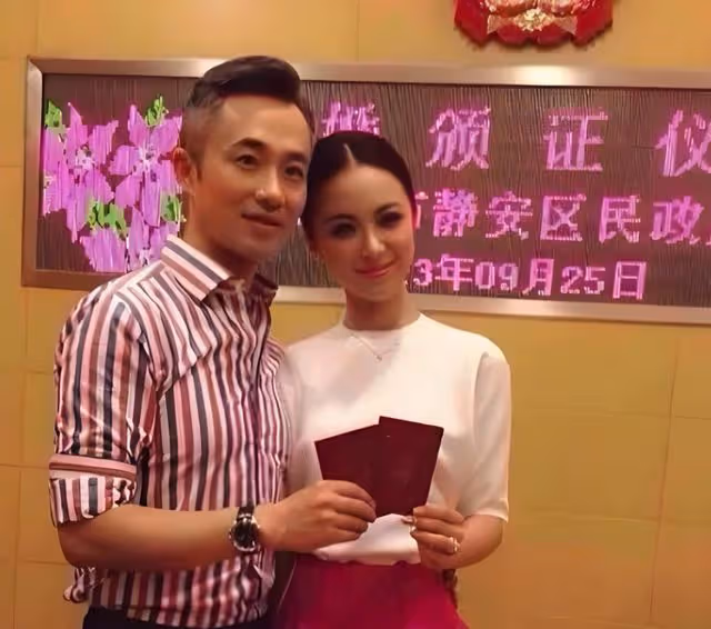 52歲主持人程雷罕現身，小拇指戴80萬鑽戒，「消失」3年轉幕後！