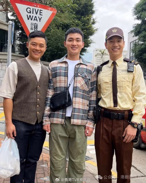 TVB小生驚爆「受傷」呆坐馬路中心！雙目無神大叫辛苦無人幫？
