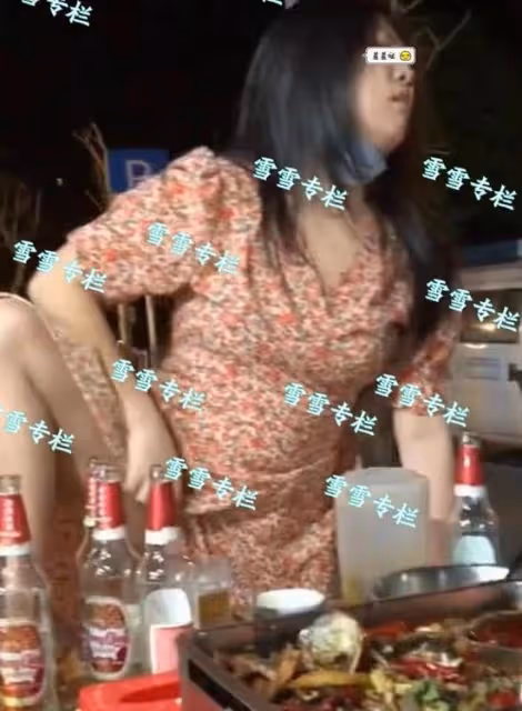 一女子酒後把腳抬到桌子上，並用手指著在場的朋友，挨個訓斥