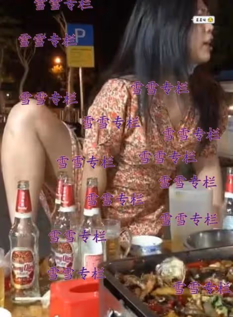 一女子酒後把腳抬到桌子上，並用手指著在場的朋友，挨個訓斥