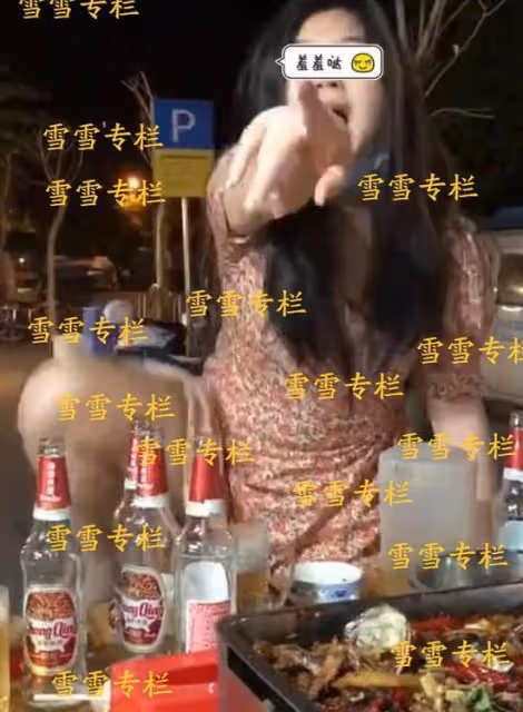 一女子酒後把腳抬到桌子上,並用手指著在場的朋友,挨個訓斥