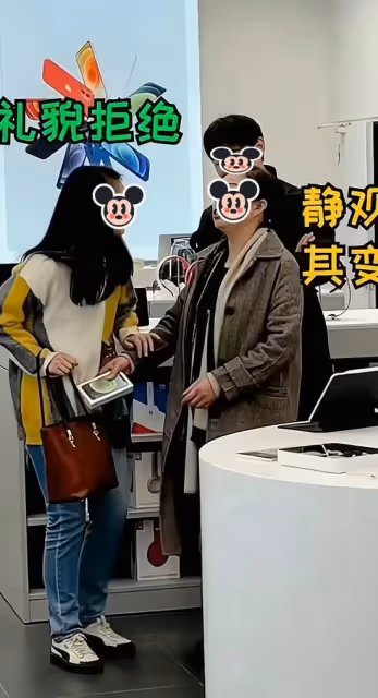 一女子看到兒子帶著女朋友購物，上前送見面禮被嫌棄：她會害羞的