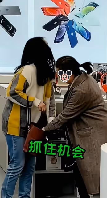 一女子看到兒子帶著女朋友購物，上前送見面禮被嫌棄：她會害羞的