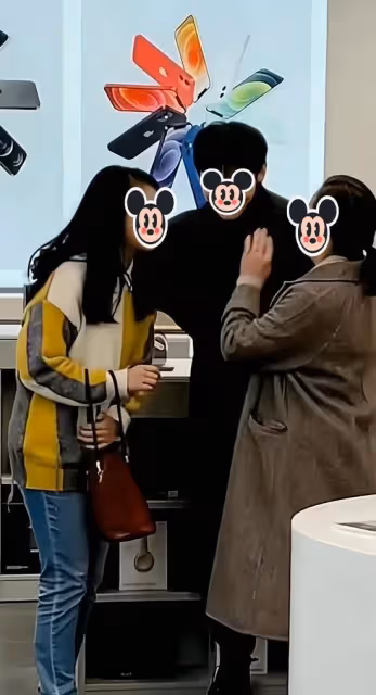 一女子看到兒子帶著女朋友購物，上前送見面禮被嫌棄：她會害羞的