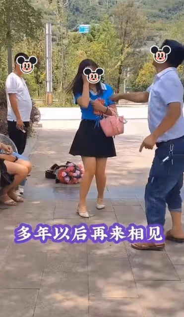 一女子當著男朋友的面和父親擁抱，男友無法接受，選擇轉身離開
