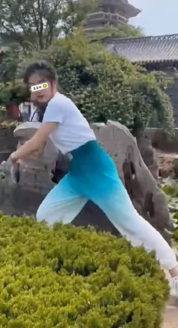 一女子在其男朋友面前展示武藝，不料翻車打臉，掉到荷花池中
