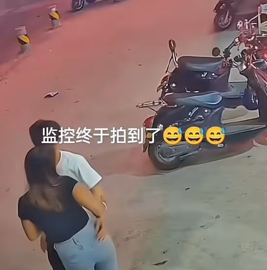一女子初次去和相親對象見面，晚上想要回家，遭到對方的阻攔