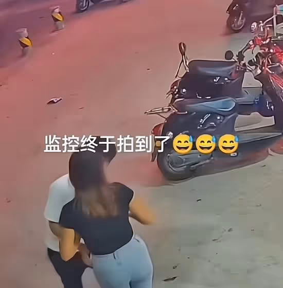 一女子初次去和相親對象見面，晚上想要回家，遭到對方的阻攔