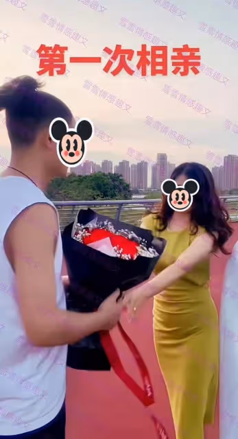 一位留長發的男子，手捧鮮花去相親被女方嫌棄：我不喜歡你的髮型