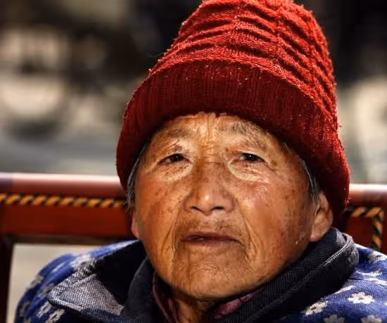 79歲母親和我生活9年，4個哥哥一文不出，48歲單身大姐：怎麼辦