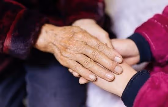 79歲母親和我生活9年，4個哥哥一文不出，48歲單身大姐：怎麼辦