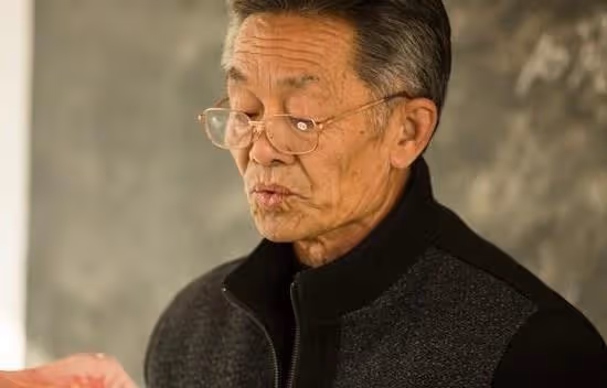 68歲的單身公公不習慣城市生活，父母出了一個好主意，一舉三得