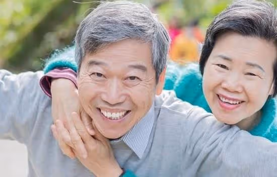 68歲的單身公公不習慣城市生活，父母出了一個好主意，一舉三得