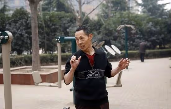 62歲的大爺：退休金3800塊，找一個55以下的老伴兒，過分嗎