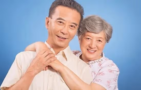 62歲的大爺：退休金3800塊，找一個55以下的老伴兒，過分嗎