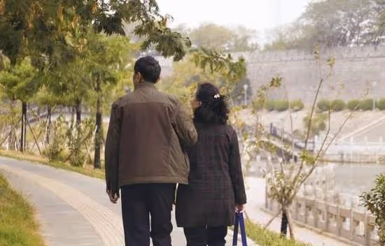 60歲大媽直言：兒子家照看孫子3年，我徹底打消了養兒防老的念頭