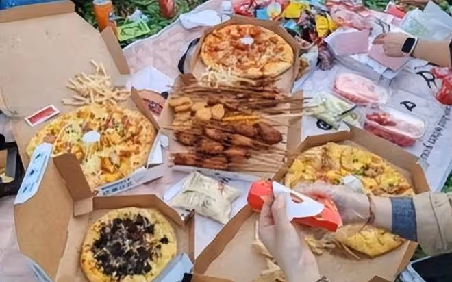 孫藝珍帶娃春遊，坐在餐墊上吃飯，玄彬記錄兒子的溫馨瞬間