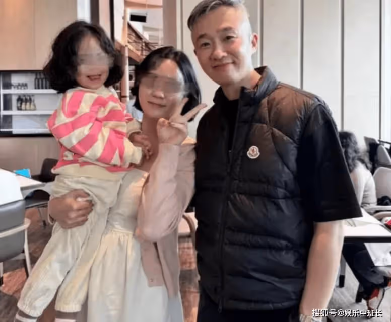 52歲主持人程雷罕見露面，和女粉絲合影顯帥氣！曾被傳因肝病去世