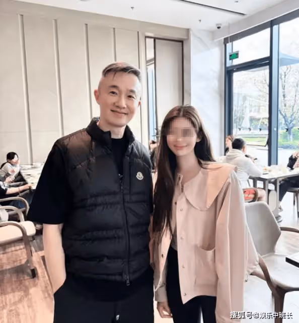 52歲主持人程雷罕見露面，和女粉絲合影顯帥氣！曾被傳因肝病去世