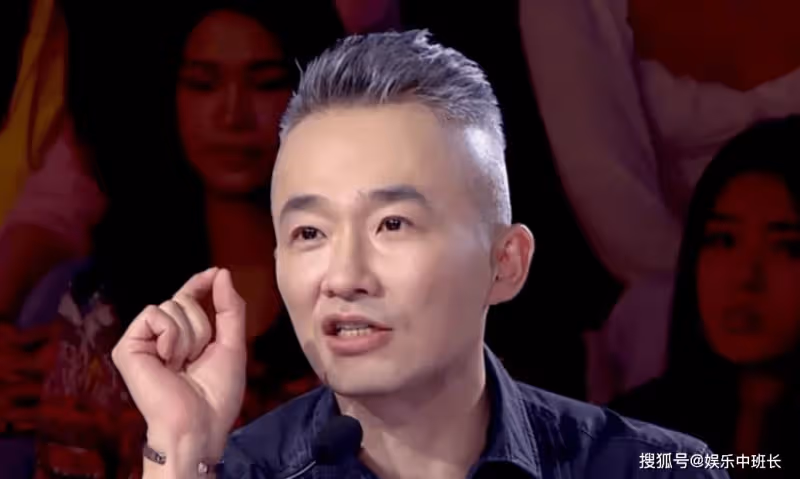 52歲主持人程雷罕見露面，和女粉絲合影顯帥氣！曾被傳因肝病去世