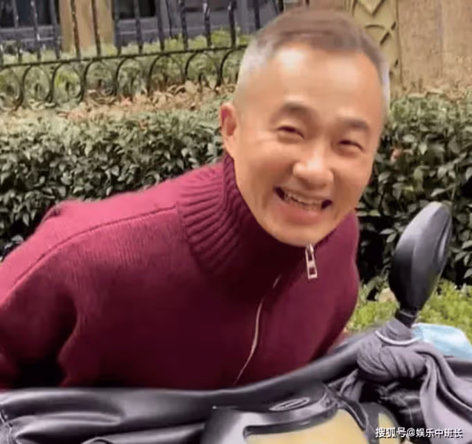 52歲主持人程雷罕見露面，和女粉絲合影顯帥氣！曾被傳因肝病去世