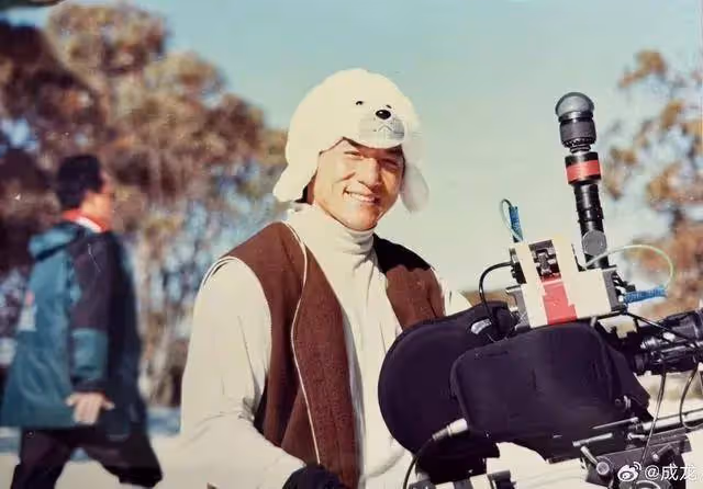 娜扎劉浩存祝賀成龍70歲大壽!大哥坦言白髮是劇情需要