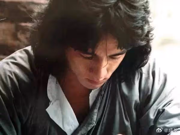 娜扎劉浩存祝賀成龍70歲大壽!大哥坦言白髮是劇情需要