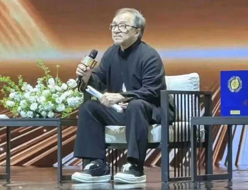 娜扎劉浩存祝賀成龍70歲大壽!大哥坦言白髮是劇情需要