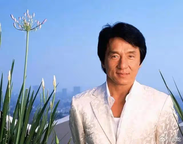 娜扎劉浩存祝賀成龍70歲大壽!大哥坦言白髮是劇情需要