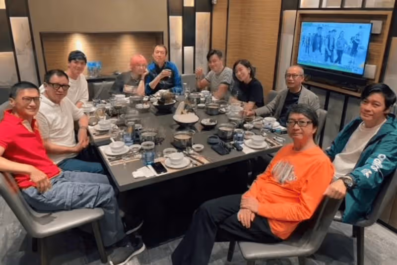 TVB前小生與佘詩曼聚會！自稱看央視學普通話，和兒子站著聽國歌