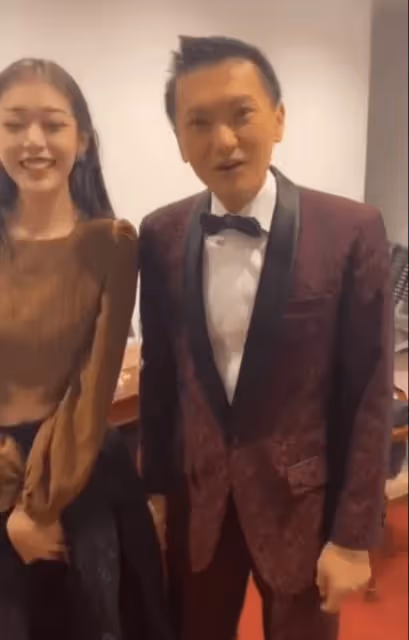 TVB前小生與佘詩曼聚會！自稱看央視學普通話，和兒子站著聽國歌