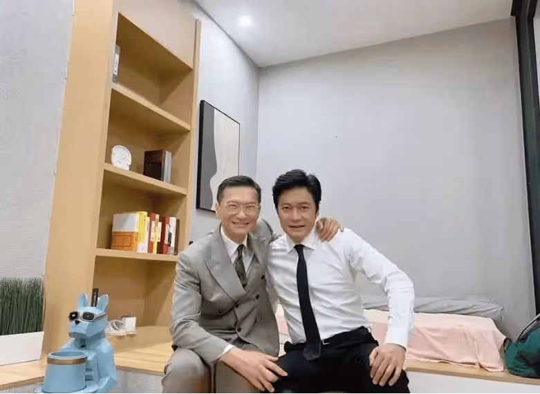 TVB前小生與佘詩曼聚會！自稱看央視學普通話，和兒子站著聽國歌