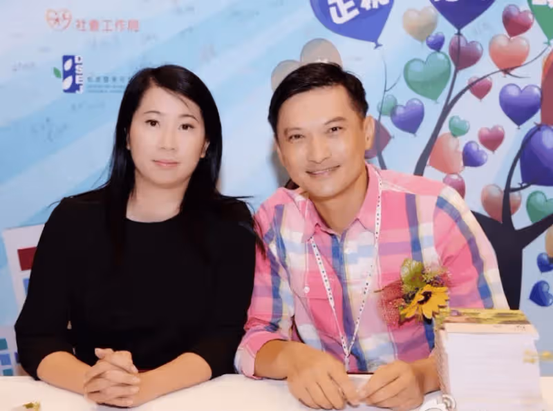TVB前小生與佘詩曼聚會！自稱看央視學普通話，和兒子站著聽國歌
