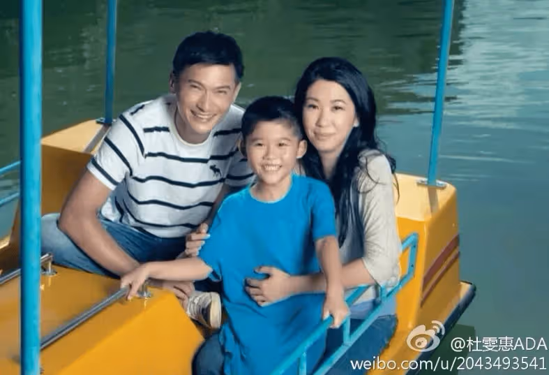 TVB前小生與佘詩曼聚會！自稱看央視學普通話，和兒子站著聽國歌