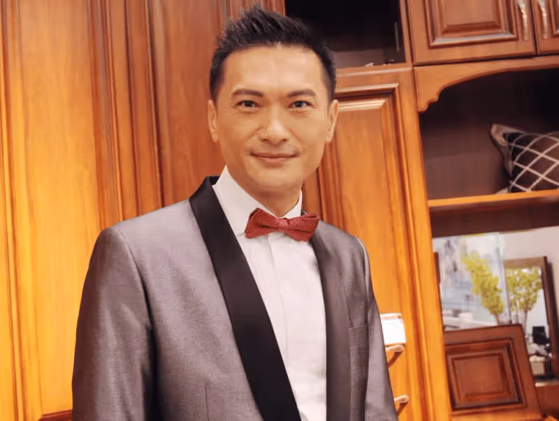 TVB前小生與佘詩曼聚會!自稱看央視學普通話,和兒子站著聽國歌