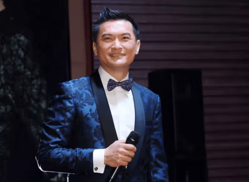 TVB前小生與佘詩曼聚會!自稱看央視學普通話,和兒子站著聽國歌