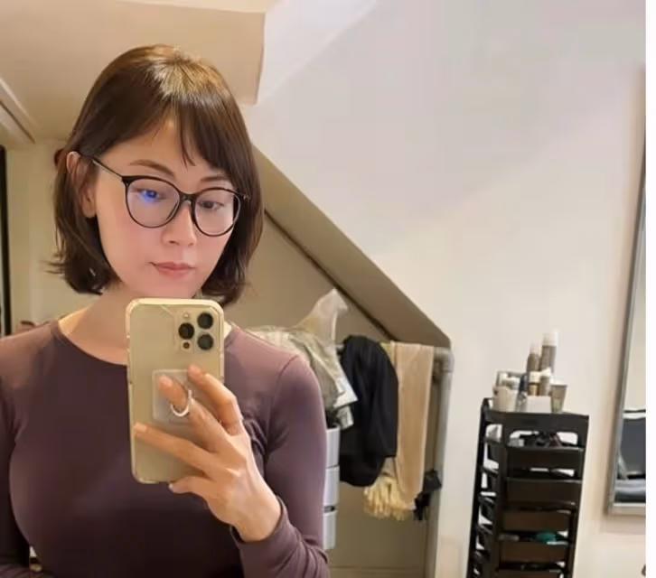 香港女星袁嘉敏被迫走光，穿緊身裙上圍太豐滿，不慎擠出白色內衣
