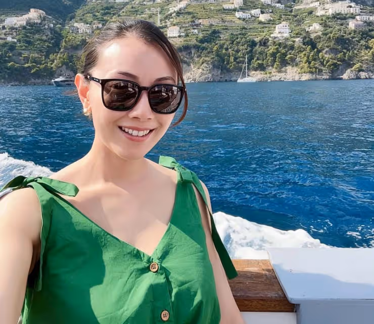 香港女星袁嘉敏被迫走光,穿緊身裙上圍太豐滿,不慎擠出白色內衣