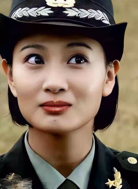 她被吳京帶火,脫下軍裝美到驚艷,網友: 終於知道謝楠的擔心!