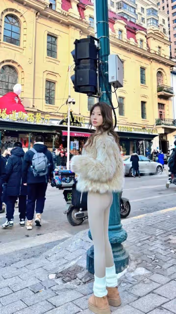 時尚穿搭秘籍:白灰打底褲襪or鯊魚褲,你選哪個?