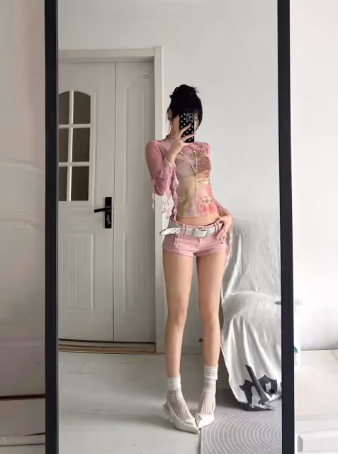 【粉色網紗上衣+短褲,打造性感女神】時尚穿搭指南