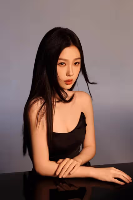 性感如虞書欣,抹胸開衩長裙下的她,你敢直視嗎?