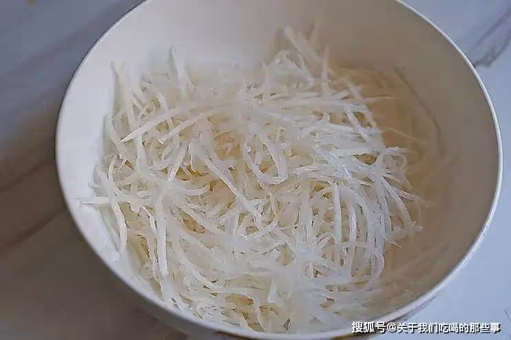 炸蘿蔔丸子有竅門,最忌放麵粉和澱粉,教你一招,又香又脆不回軟