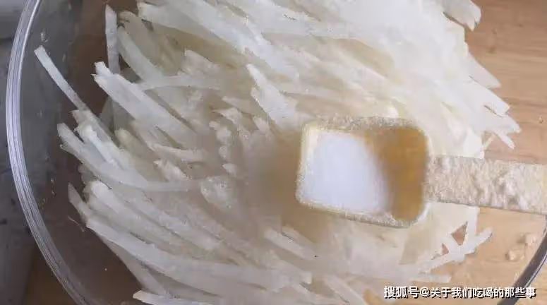 炸蘿蔔丸子有竅門,最忌放麵粉和澱粉,教你一招,又香又脆不回軟