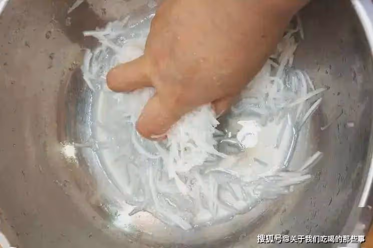 炸蘿蔔丸子有竅門，最忌放麵粉和澱粉，教你一招，又香又脆不回軟
